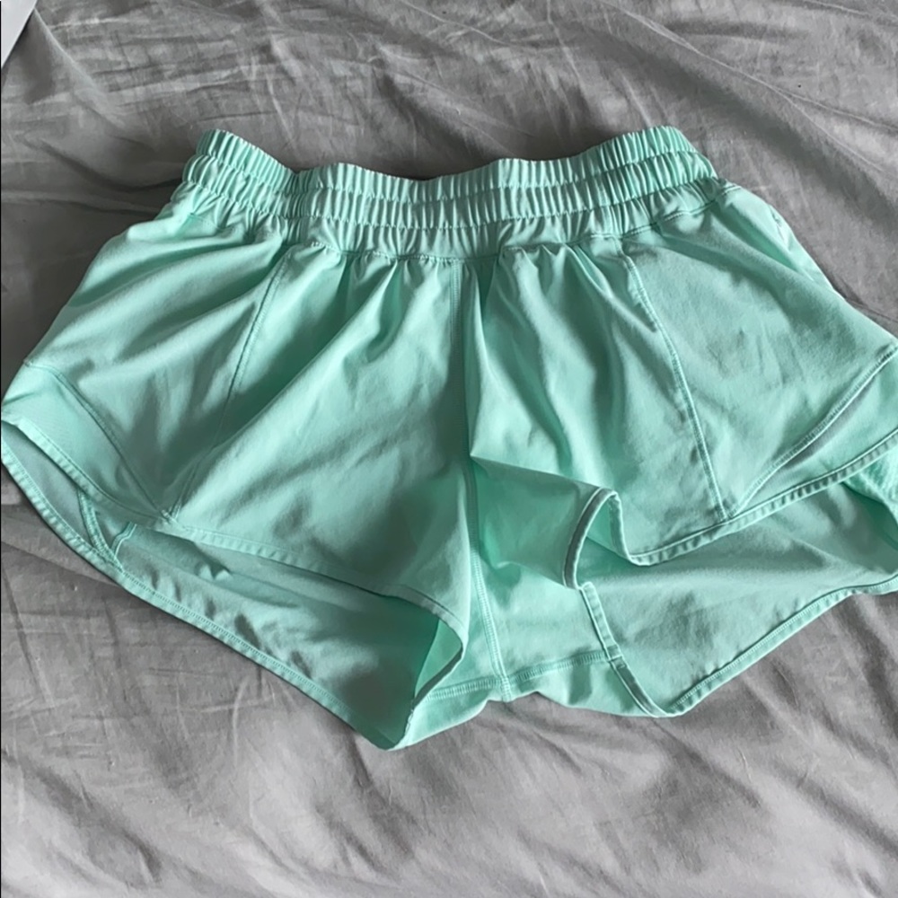 Lululemon hotty hot short 2.5 inch size 6